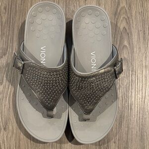 Vionic Naples Grey Silver Beaded Thong Platform Sandals Womens Size 8 NWOT
